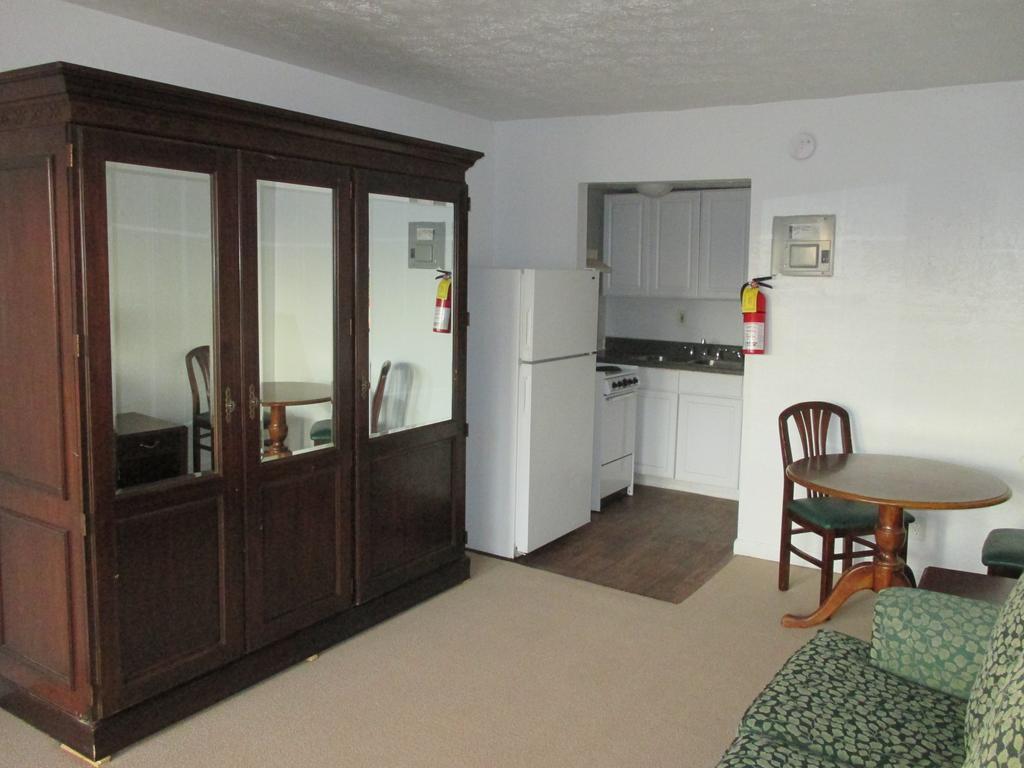 Budgetel Inn And Suites Lodge West Ruang foto